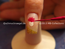 Nail art liner in the colour fuchsia