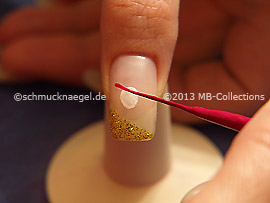 Nail art liner in the colour fuchsia