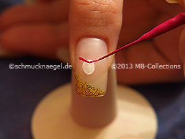 Nail art liner in the colour fuchsia