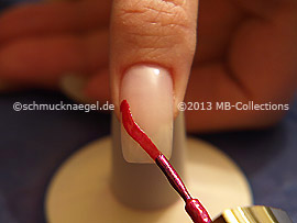 Nail lacquer in the colour fuchsia