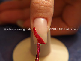 Nail lacquer in the colour fuchsia