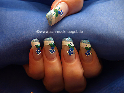 Bell flowers as fingernail motif