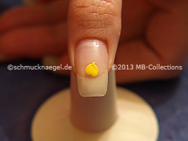 Nail lacquer in the colour yellow