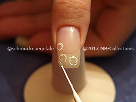 Nail art liner in the colour white