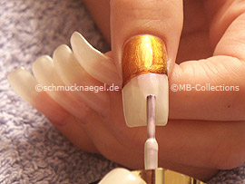 nail polish in the colour pearl