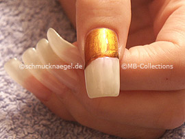 nail polish in the colour pearl