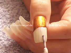 nail polish in the colour pearl