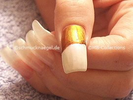 nail polish in the colour pearl