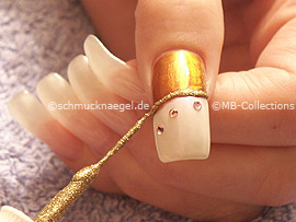 nail art liner in the colour gold-glitter