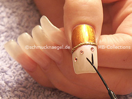 nail art liner in the colours black and gold-glitter