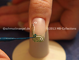 Nail art liner in the colour dark green