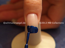 Nail lacquer in the colour dark blue