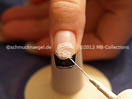 Nail art liner in the colour white