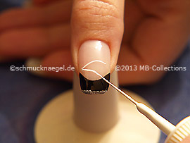 Nail art liner in the colour white