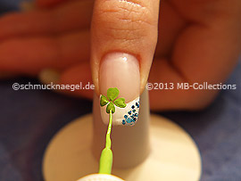 Nail art liner in the colour green