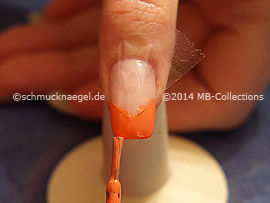 Nail lacquer in the colour salmon