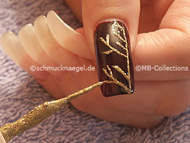 nail art liner in the colour gold-glitter