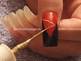 nail art liner in the colour gold-glitter