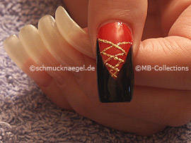 nail art liner in the colour gold-glitter