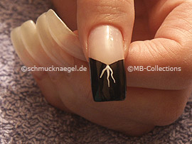 nail art liner in the colour white