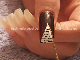 nail art liner in the colour gold-glitter
