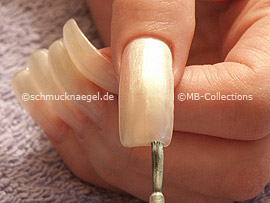 nail lacquer in the colour light pink