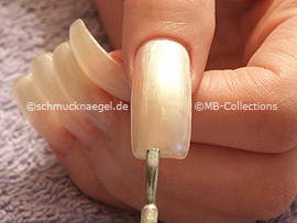 nail lacquer in the colour light pink
