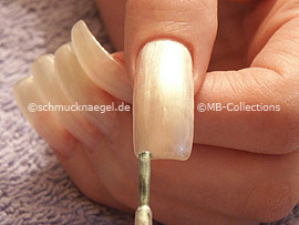 nail lacquer in the colour light pink