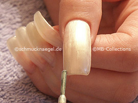 nail lacquer in the colour light pink