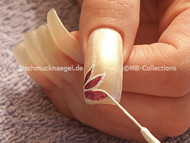nail art liner in the colour white