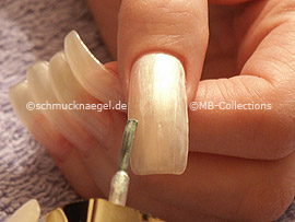 nail lacquer in the colour light pink