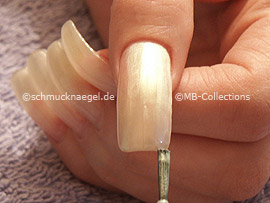 nail lacquer in the colour light pink