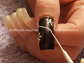 nail art liner in the colour white