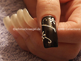 nail art liner in the colour gold-glitter