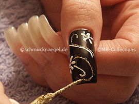 nail art liner in the colour gold-glitter