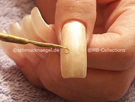 nail art liner in the colour gold-glitter