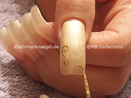 nail art liner in the colour gold-glitter