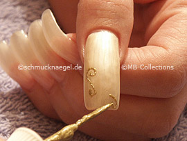 nail art liner in the colour gold-glitter