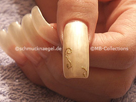 nail art liner in the colour gold-glitter