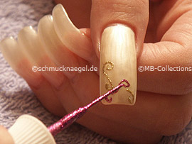 nail art liner in the colour fuchsia-glitter