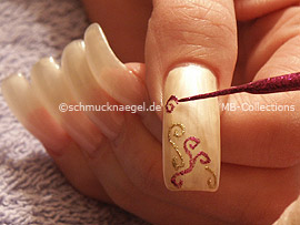 nail art liner in the colour fuchsia-glitter