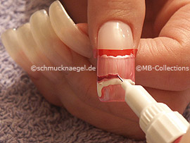 nail art pens in the colours white and lavender