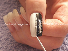 Nail art liner in the colour silver-glitter