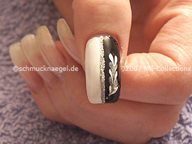 Nail art liner in the colour silver-glitter