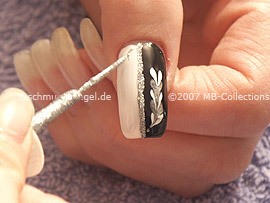 Nail art liner in the colour silver-glitter