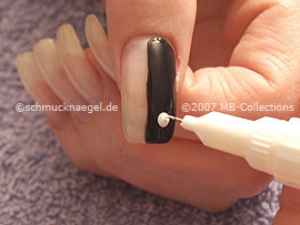 Nail art pen in the colour white