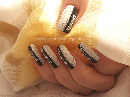 Nail design in black and white