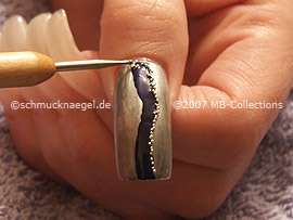 nail art bouillons in silver and spot-swirl