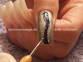 nail art bouillons in silver and spot-swirl