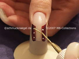 nail art liner in the colour gold-glitter